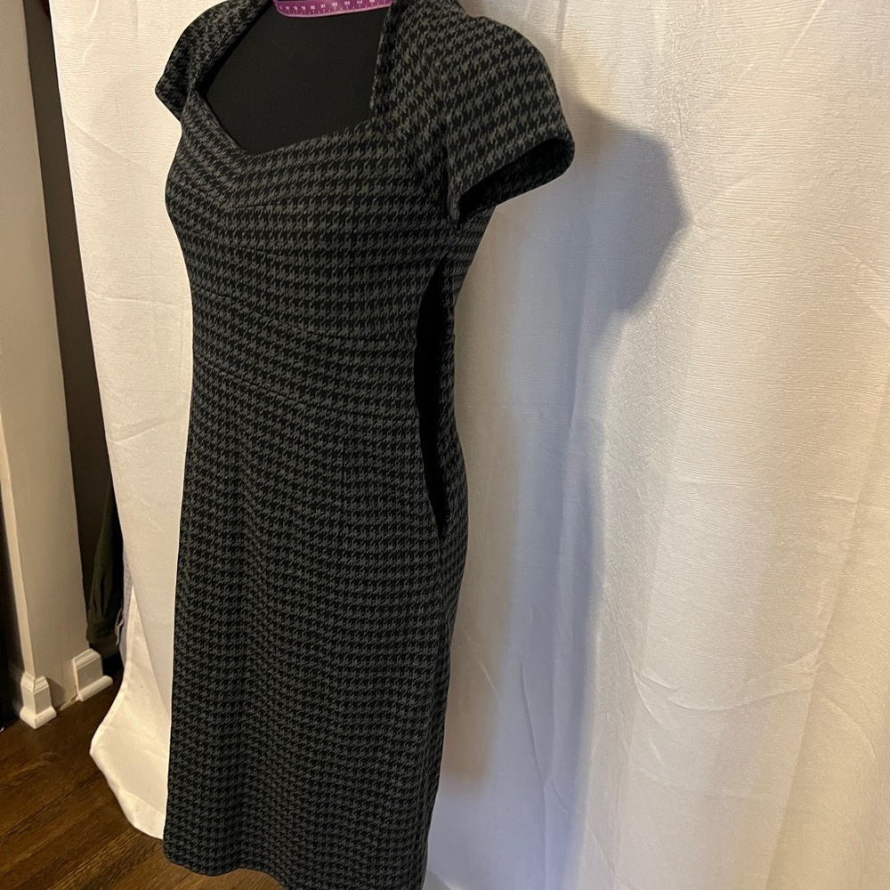 Banana Republic Gray and White Sheath Dress Sweetheart Neckline